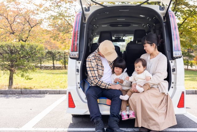 家族４人で車の後ろに座っている様子