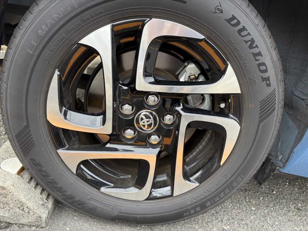 ユーザーが実際に乗っているシエンタのタイヤとホイール。シルバーとブラックのツートンデザインが特徴的。