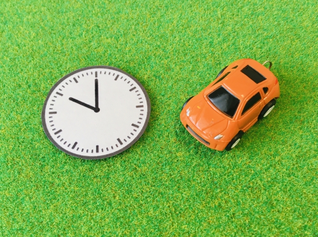 時計とミニカーで表すカーシェアの利用時間イメージ