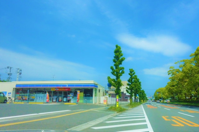 コンビニの外観と道路