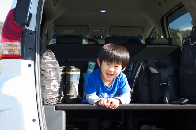 シエンタの車内で車中泊を楽しむ子供の姿