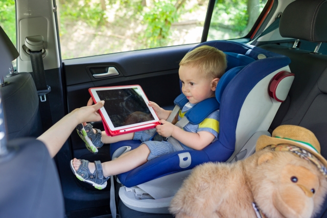 子供にタブレットを渡している