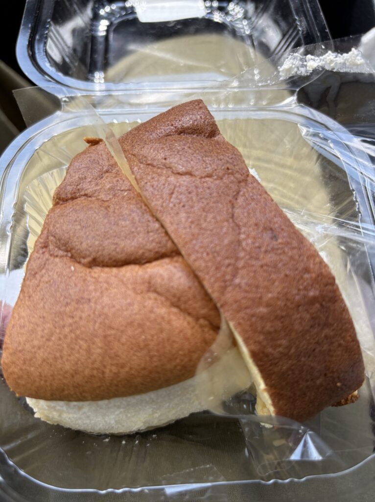 栗のロールケーキとチーズケーキ