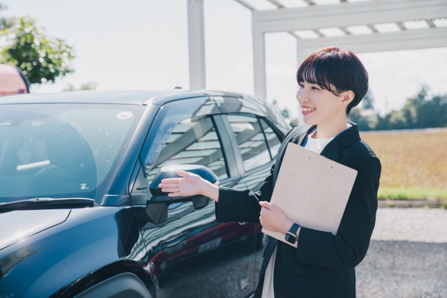 中古車を紹介している女性社員