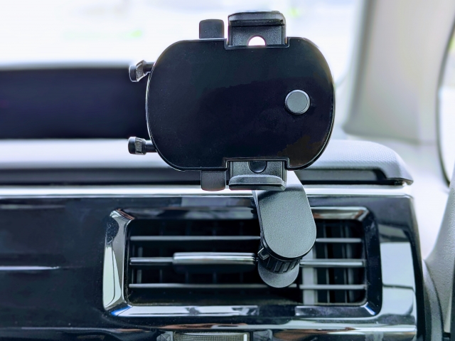 自動車のエアコン吹き出し口に取り付けられたスマホホルダー