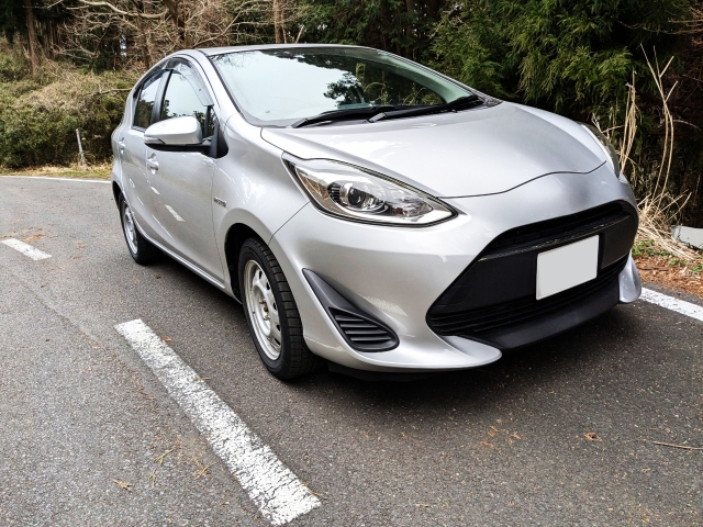 レンタカーの車両が並ぶ駐車場の写真