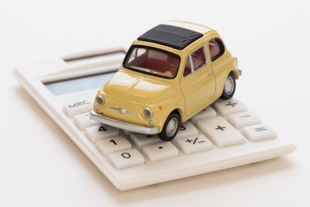 おもちゃの車の下に電卓でローンのイメージ