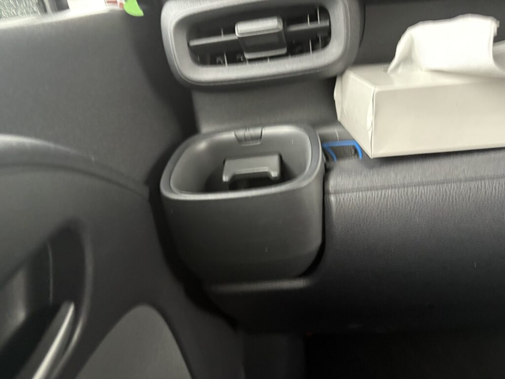 助手席側も位置は同じ