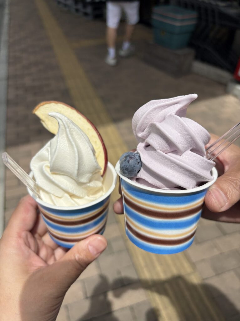 りんごソフトクリームとブルーベリーソフトクリーム