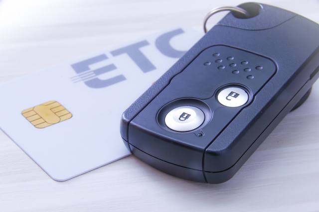 ETC車載器とカードを並べたイメージ写真。高速道路利用や料金精算に関連する素材。