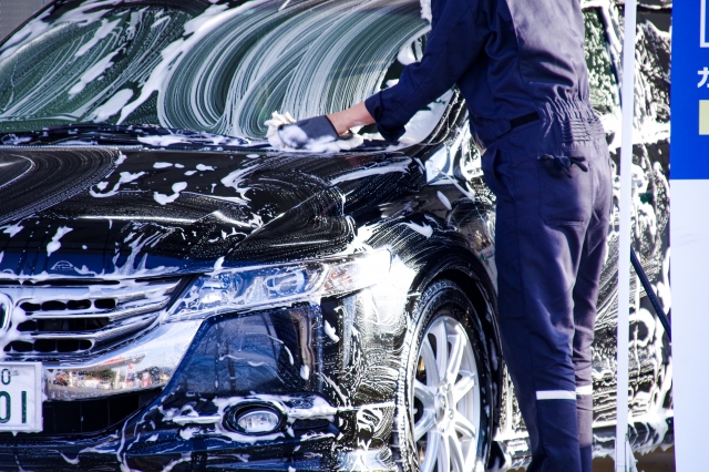 車を洗車している