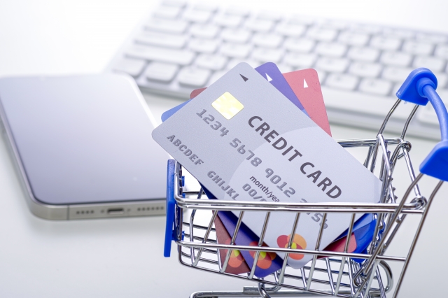 クレジットカードとショッピングカートのイメージ｜シエンタユーザー向けETCカード比較