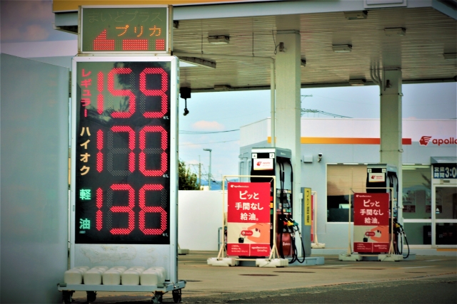 ガソリンスタンドに設置された価格表示看板。レギュラー、ハイオク、軽油の価格がデジタル表示されている。