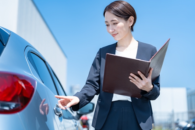 シエンタの査定を受ける女性のイメージ｜車を高く売るタイミングと商談シーン