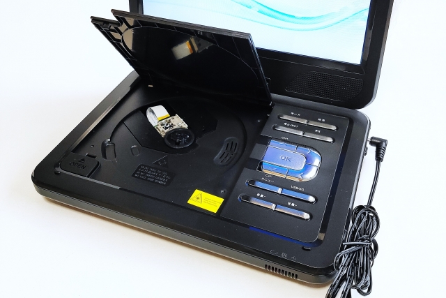 車内で利用できるポータブルDVDプレーヤー。ディスクをセットして映像を再生できる。