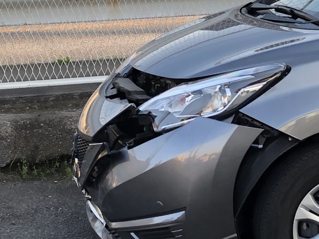 事故で損傷した車のフロント部分の写真