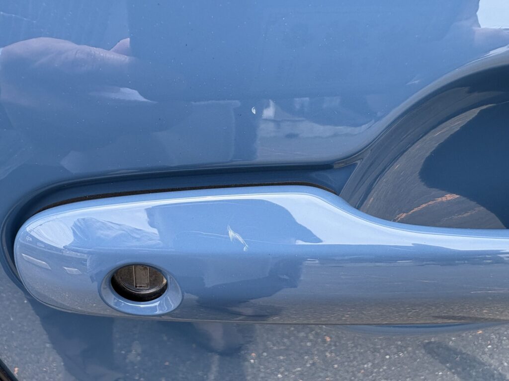車のドアノブ付近にできた擦り傷の写真