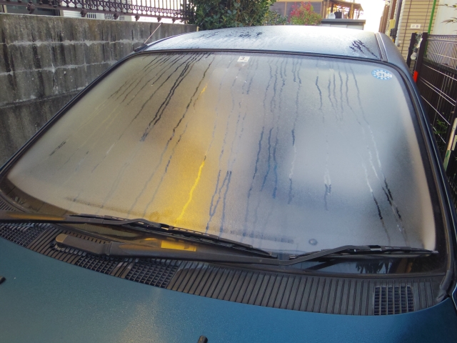 冬の朝に車内のガラスに結露がついて視界が悪くなっている写真
