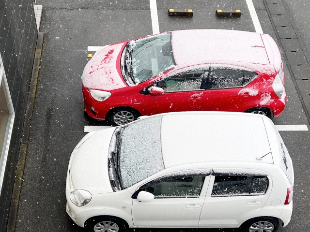 雪に覆われた車と冬のシエンタ利用シーン