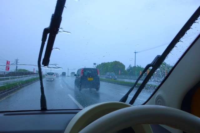 走行中の雨でもしっかり拭き取るシエンタのワイパー。安全運転のために、定期的な点検と交換が欠かせません。