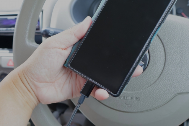 シエンタで「充電が遅い」と感じたことはありませんか?USBポートの出力不足が原因かもしれません。この記事では、USB-C対応やPD充電など、車内で使えるおすすめ急速充電器を紹介しています。