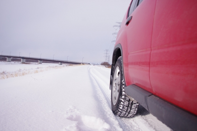 スタッドレスタイヤ装着で安心ドライブ