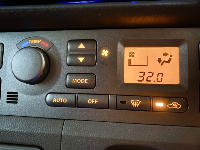 温度をHIや32℃に設定しても暖まらない場合、冷却系統の不具合の可能性も。まずは設定の見直しからチェック。