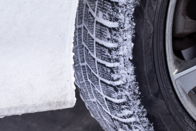スタッドレスタイヤの性能を支える細かな溝設計