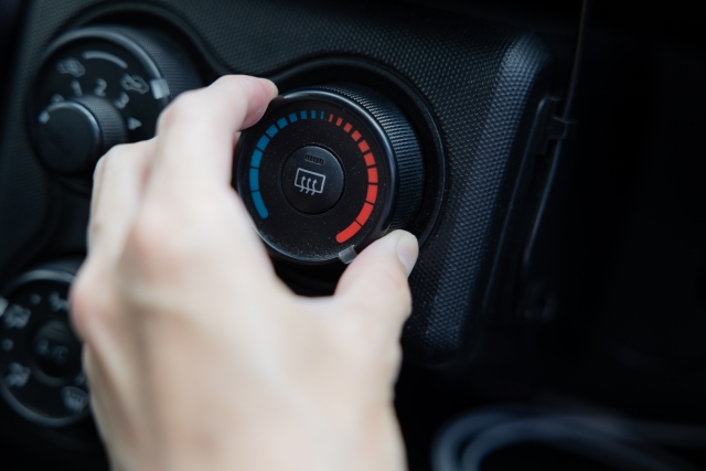 エアコン設定を見直すだけで改善するケースも。A/CのON・OFFや温度調整ノブを再確認してみましょう。