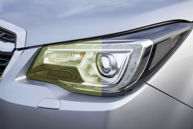 黄ばみを落としたあとのヘッドライト。透明感が戻り、ライト内の反射がはっきり見える状態。