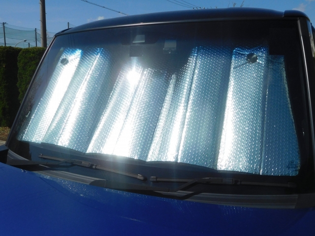 車両のフロントガラスに装着したサンシェードの実際の見た目