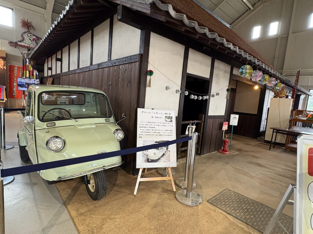 竜王町農村田園資料館の中の車と家