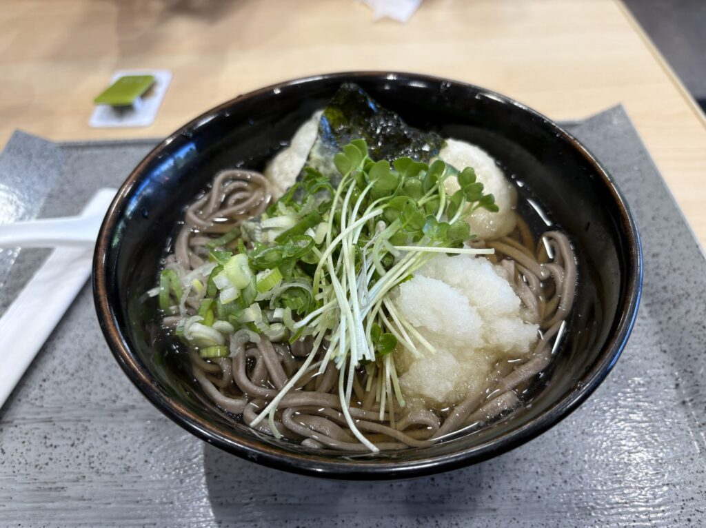 温かいお蕎麦、大根おろしとお餅が入っている