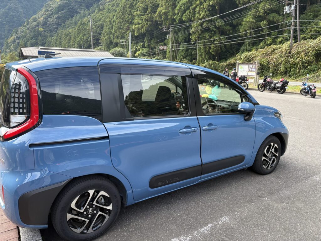 青いトヨタ・シエンタのリアビュー。荷室収納や車内整理のアイデアを紹介する記事のイメージ写真。