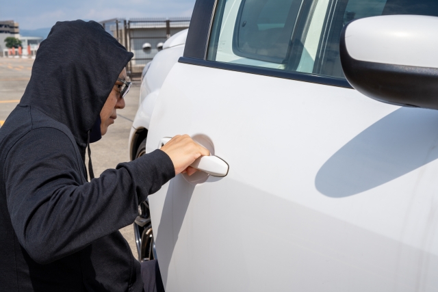 車上荒らしは短時間で発生し、無施錠や車内の物が狙われやすい傾向があります。