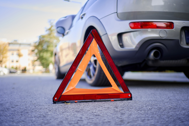 高速道路での急な故障や停車時に使用する三角表示板のイメージ写真です。