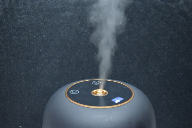 タッチボタンで操作できるタイプの車用加湿器です。ミストの出方を調整しやすく、運転中でも扱いやすい設計になっています。