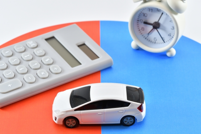 車の残価設定ローンを連想させる、車模型・電卓・時計を用いたイメージ写真です。