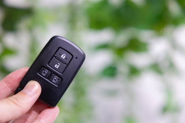手に持たれたスマートキーをアップで撮影した写真です。