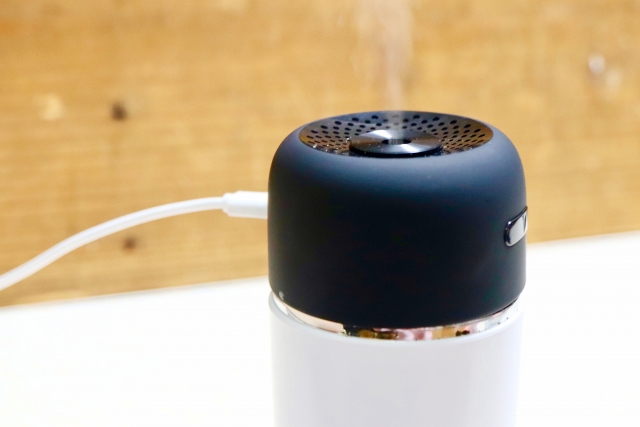 冬の車内は暖房で乾燥しやすく、喉や肌の不快感が出やすい環境です。USB給電タイプの加湿器なら、手軽に車内の乾燥対策ができます。