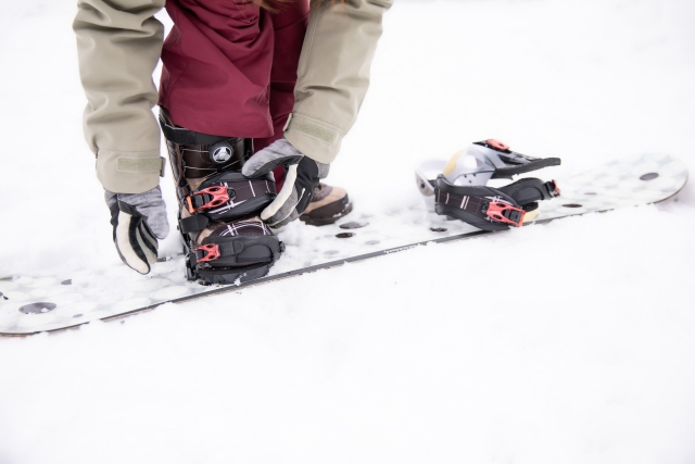 スノーボードに向かう際の装備イメージとして使用している写真で、冬の車準備や雪道対策の記事に関連する内容です。