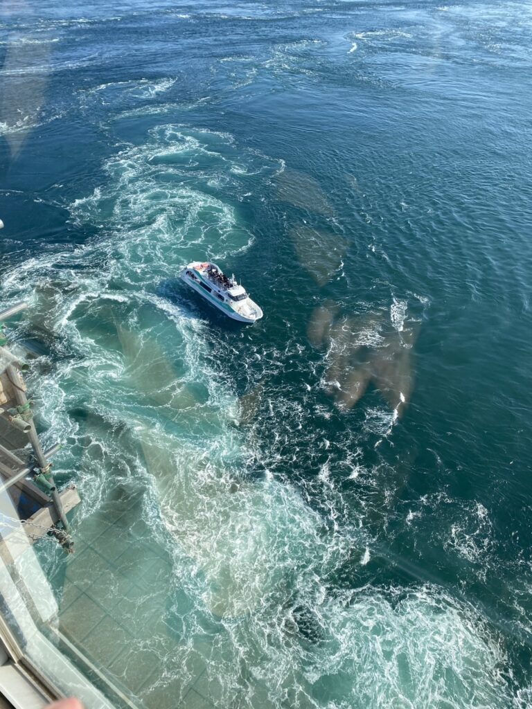 うずしおの道から見るうずしおと船