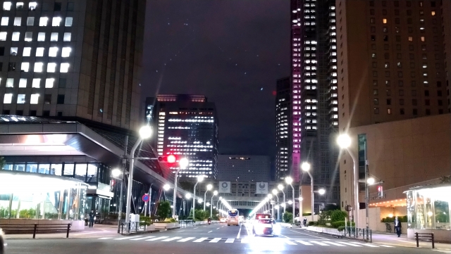 街灯と車のライトが重なり光が強調される場面