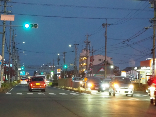 信号待ちやすれ違い時に光が強く感じる場面