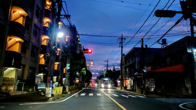 街灯が少ない道路で対向車の光が目立つ夜間走行