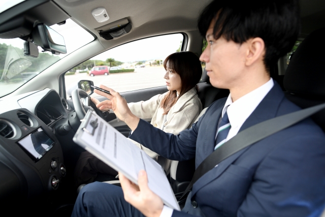 教官の指導を受けながら運転練習