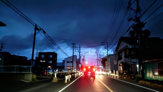 対向車や前走車のライトが強く感じる一般道の夜景
