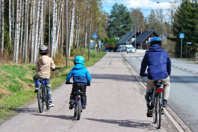 家族で自転車でサイクリングで自転車の交通ルールのイメージ