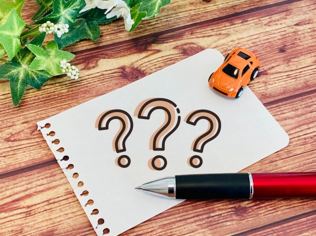 おもちゃの車とはてなで疑問のイメージ