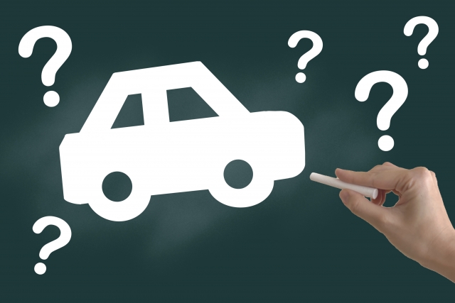 黒板に白い車とはてなで疑問のイメージ